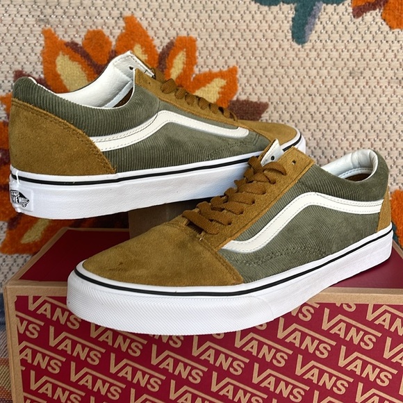 Vans Men’s Old Skool
Mini Cord Green/Brown
VN000ZNIT20A
Old Skool Corduroy Shoe - Picture 7 of 16